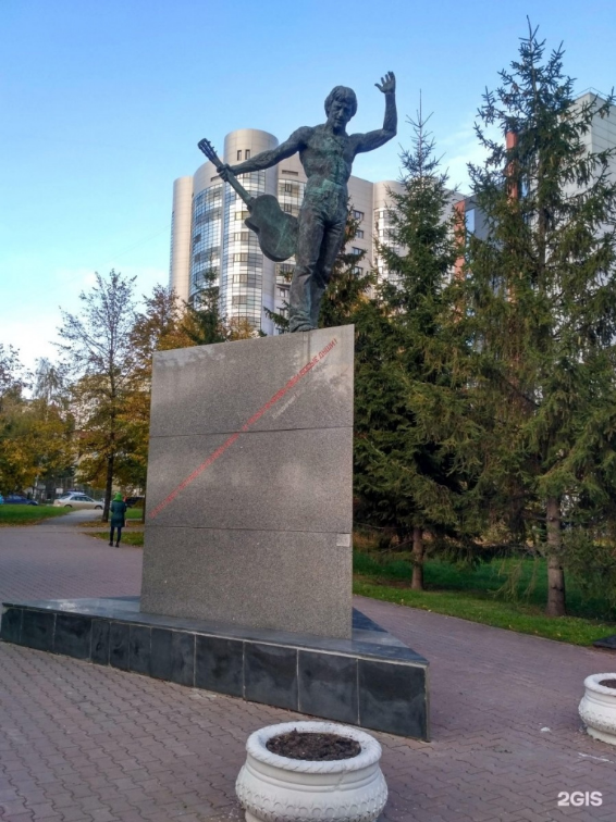 Россия, Новосибирск. Памятник барду Владимиру Высоцкому (2016 год).